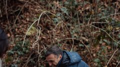 Rebeka Dremelj Gorka Berden tiskovka preživetje v naravi Šminka in sekirca