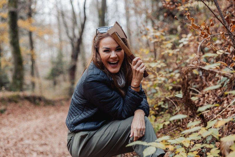 Rebeka Dremelj Gorka Berden tiskovka preživetje v naravi Šminka in sekirca