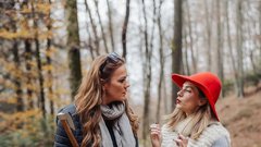 Rebeka Dremelj Gorka Berden tiskovka preživetje v naravi Šminka in sekirca