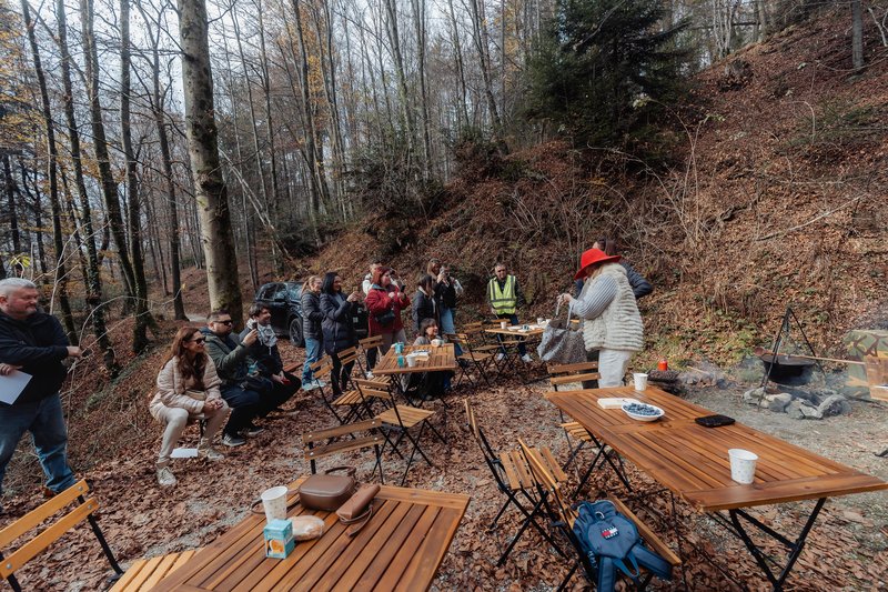 Rebeka Dremelj Gorka Berden tiskovka preživetje v naravi Šminka in sekirca