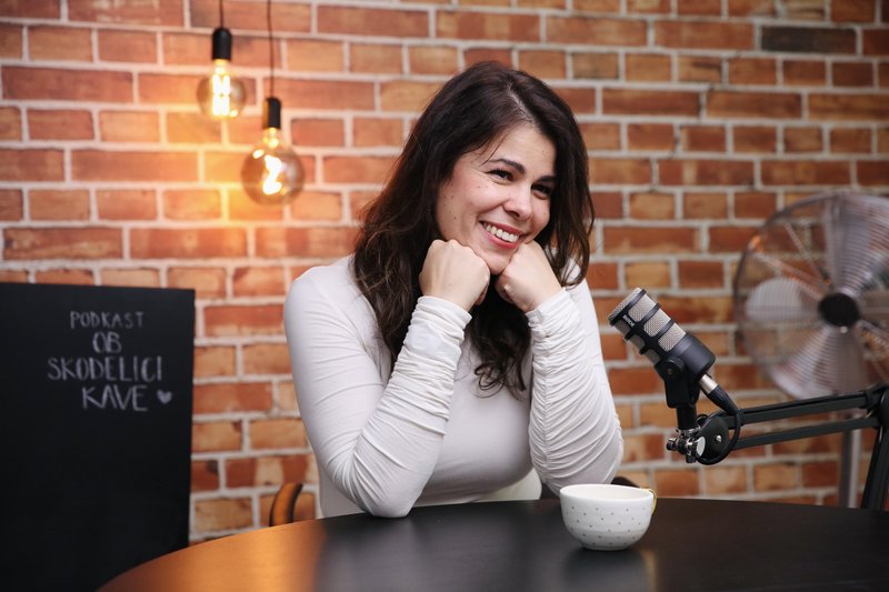 Ana Maria Mitić Živa Avžner metropolitan podkast ob skodelici kave