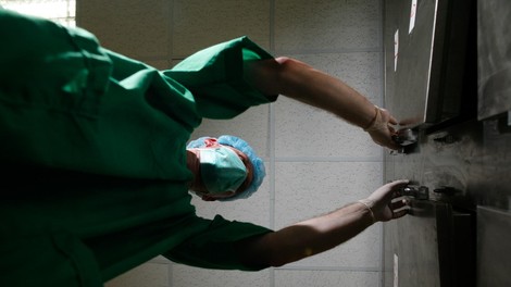 mrtvasnica truplo zda zenska 74 let smrt zivljenje dilema medicina dihanje