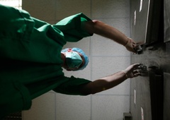 V pogrebni zavod pripeljali truplo 74-letne ženske: ko je delavec odprl vrečo, bi se skoraj onesvestil - notri je zaslišal ...