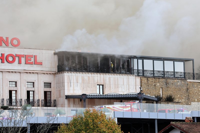 Kaos ob slovenski meji: hotel s petimi zvezdicami v plamenih (FOTO)