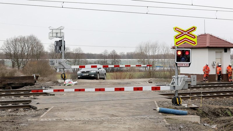 Incident na Goriškem: neznanec odlomil zapornico za zapiranje železniškega prehoda