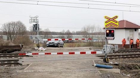 Incident na Goriškem: neznanec odlomil zapornico za zapiranje železniškega prehoda