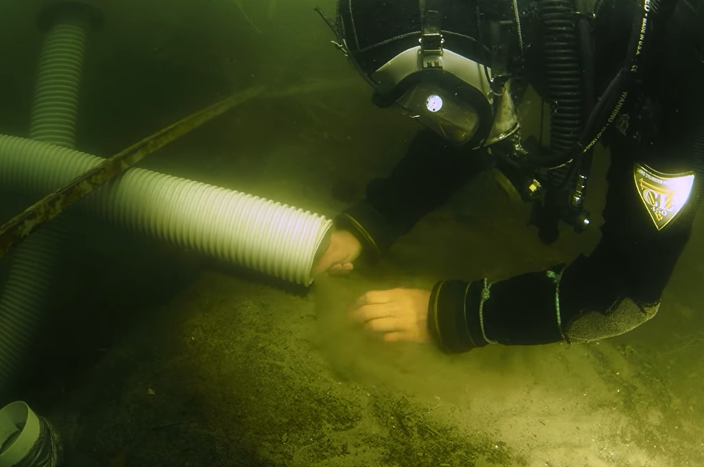 Potapljače med potopom v jezeru Lednica spreletel srh: na dnu odkrili srhljivo najdbo - buljila je vanje! (foto: YouTube/posnetek zaslona)