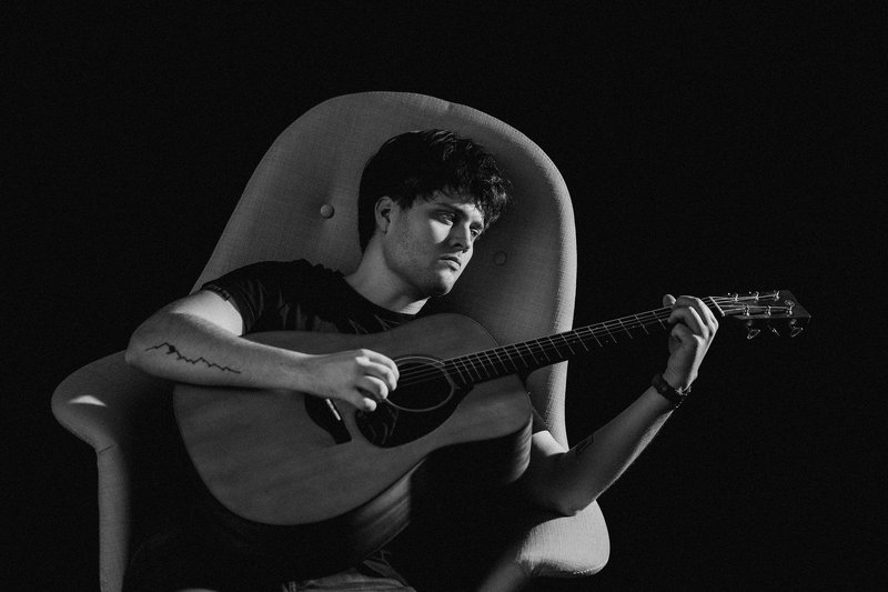 Kdo je glas, ki pritegne čedalje več pozornosti na naših radiih?