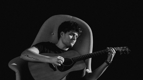 Kdo je glas, ki pritegne čedalje več pozornosti na naših radiih?