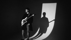 Kdo je glas, ki pritegne čedalje več pozornosti na naših radiih?