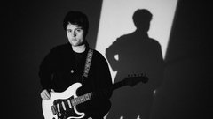 Kdo je glas, ki pritegne čedalje več pozornosti na naših radiih?