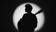 Kdo je glas, ki pritegne čedalje več pozornosti na naših radiih?