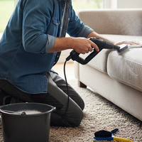 Po desetih letih je očistil prevleko kavča – kar se je skrivalo v notranjosti, ga je povsem sezulo