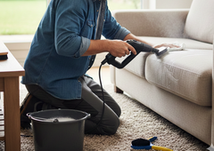 Po desetih letih je očistil prevleko kavča – kar se je skrivalo v notranjosti, ga je povsem sezulo