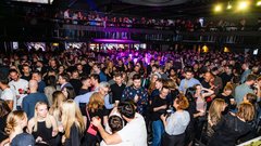 Sladica že od začetka velja tudi za varen prostor za zabavo in ples, kamor obiskovalci prihajajo s spoštovanjem.