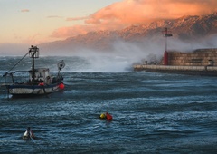 Pod gladino Jadrana se dogaja nekaj zloveščega: v morju se kot požar širi tiha nevarnost