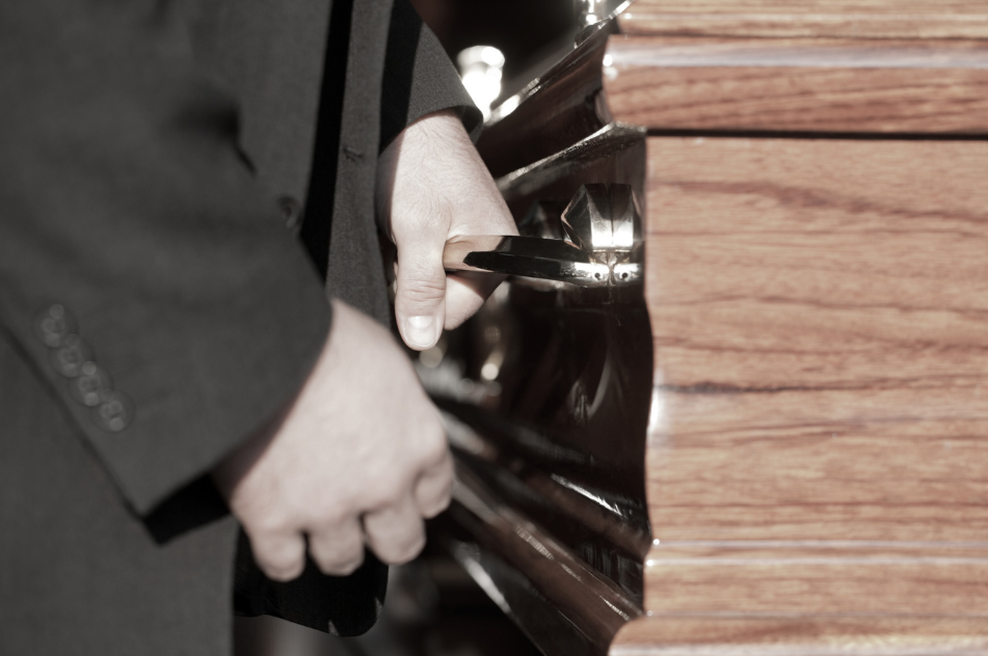 Pokojno sestro pripeljal na upepelitev, nenadoma pa so vsi obstali kot vkopani: iz krste se je zaslišalo ... (foto: Profimedia)