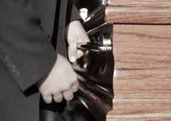 Pokojno sestro pripeljal na upepelitev, nenadoma pa so vsi obstali kot vkopani: iz krste se je zaslišalo ...