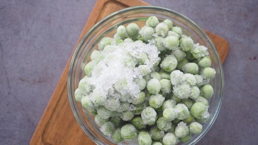 Ves čas ste ga pripravljali narobe! S tem preprostim trikom boste zamrznjen grah spremenili v pravo poslastico