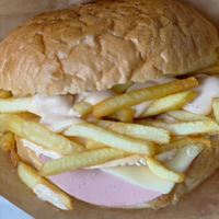 Ta lokal v Ljubljani ponuja nostalgični "šolski sendvič", ki ga stranke obožujejo