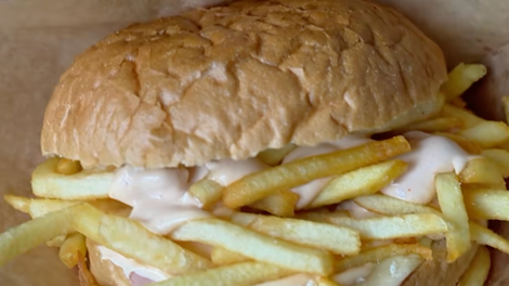 Ta lokal v Ljubljani ponuja nostalgični "šolski sendvič", ki ga stranke obožujejo