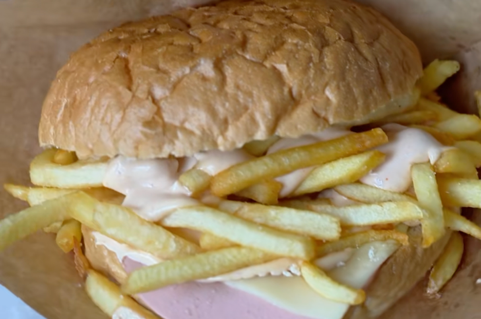 Ta lokal v Ljubljani ponuja nostalgični "šolski sendvič", ki ga stranke obožujejo (foto: TikTok/ursin.bistro/posnetek zaslona)