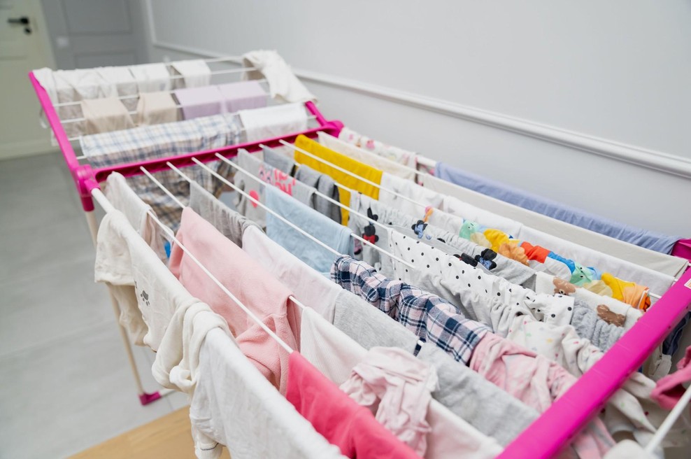 Ženska razkrila osupljiv trik za hitrejše sušenje perila v zimskih dneh: naredite to in povsem suho bo v 2 urah! (VIDEO) (foto: Profimedia)