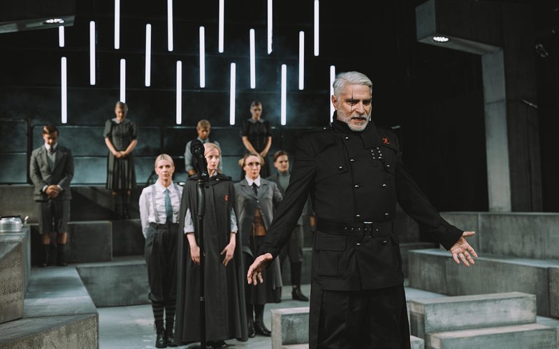 V MGL premiera satirične igre Zmaj, ki raziskuje družbene spremembe