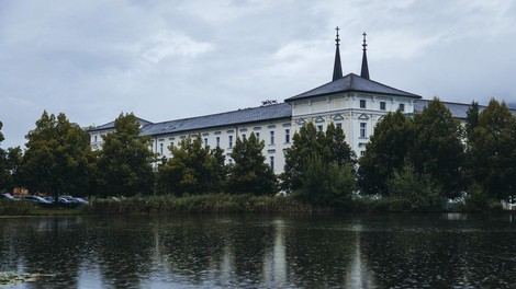 Za zidovi mogočnega samostana v naši bližini se skriva nekaj, kar jemlje dih