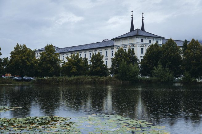 Za zidovi mogočnega samostana v naši bližini se skriva nekaj, kar jemlje dih