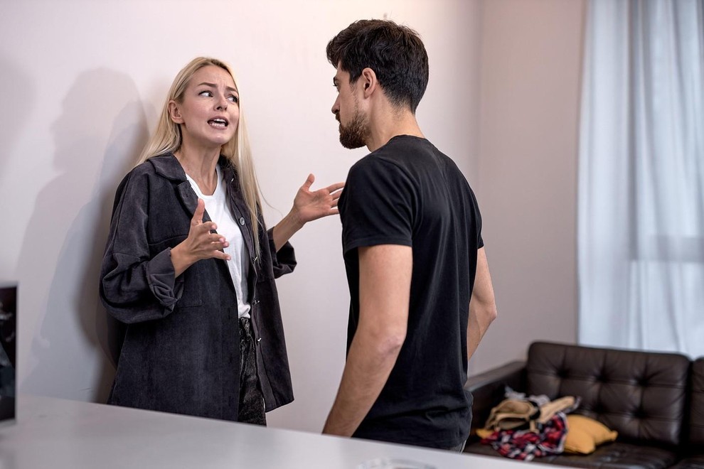 Dvojčka Dvojčki obožujejo pogovor, a prav to je lahko tudi vir drame. Njihova potreba, da komentirajo vse okoli sebe, sodelujejo …