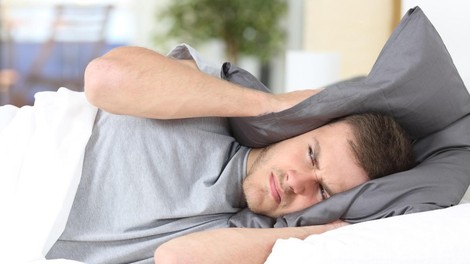 Slovenca muči skrivnosten zvok v spalnici, nikakor ne najde njegovega izvora