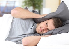 Slovenca muči skrivnosten zvok v spalnici, nikakor ne najde njegovega izvora