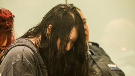 Mama iz nočne more: zaradi umora otrok obsojena na dosmrtno zaporno kazen