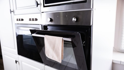 Ni kis in soda bikarbona, temveč nekaj, kar imamo doma vsi: s tem pripomočkom bo vaša pečica bleščeče čista, maščoba se bo takoj stopila