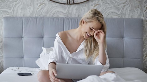 Pravila pri opremljanju spalnice, ki jih morate vedeti (in izdelki, s katerimi jo boste zares izpopolnili)