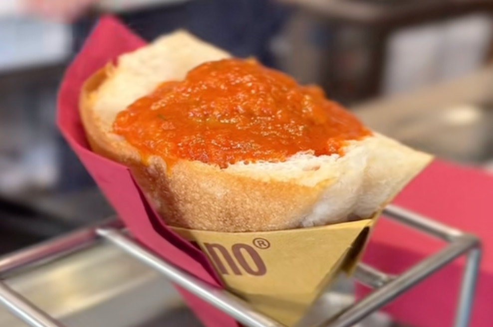 V Trstu na voljo fenomen ulične hrane, ki navdušuje turiste, stane pa samo 5 evrov (foto: TikTok/croatiafulloffood/posnetek zaslona)