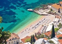 Ena najlepših plaž na Jadranu neprepoznavna! Osupljivo, kaj je prineslo morje, šokirani ljudje obnemeli ob pogledu na kaos (VIDEO)