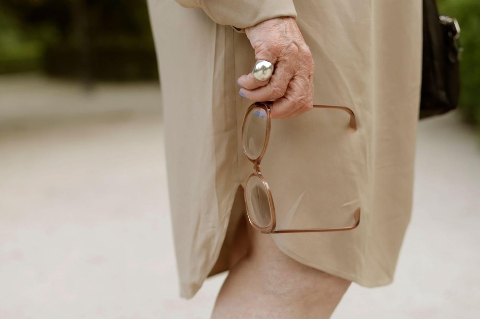 Roke starejše ženske (foto: Profimedia)