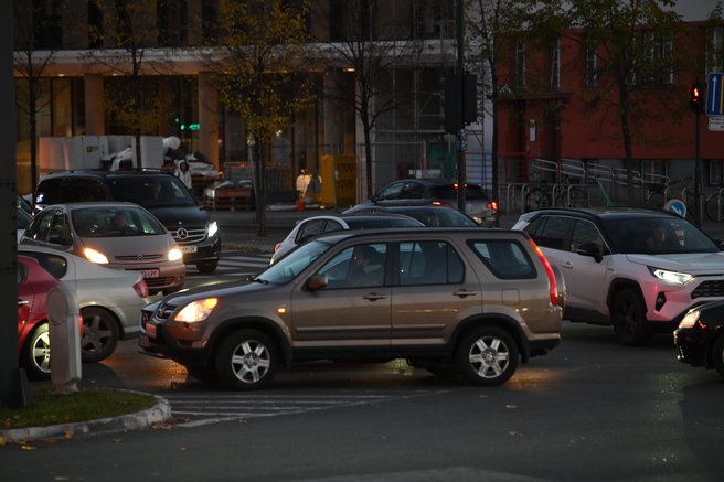 Kaos v križiščih ob slabem vremenu stalnica v Ljubljani, meščani ogorčeni: "Ti ljudje niso sposobni za na cesto ..."