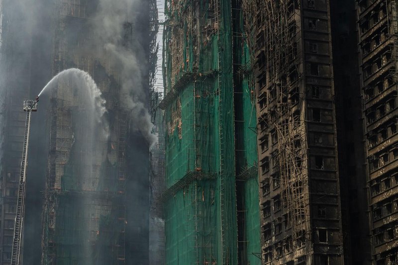 Požar v Hongkongu: umrlo najmanj 94 ljudi, skoraj 300 je še vedno pogrešanih