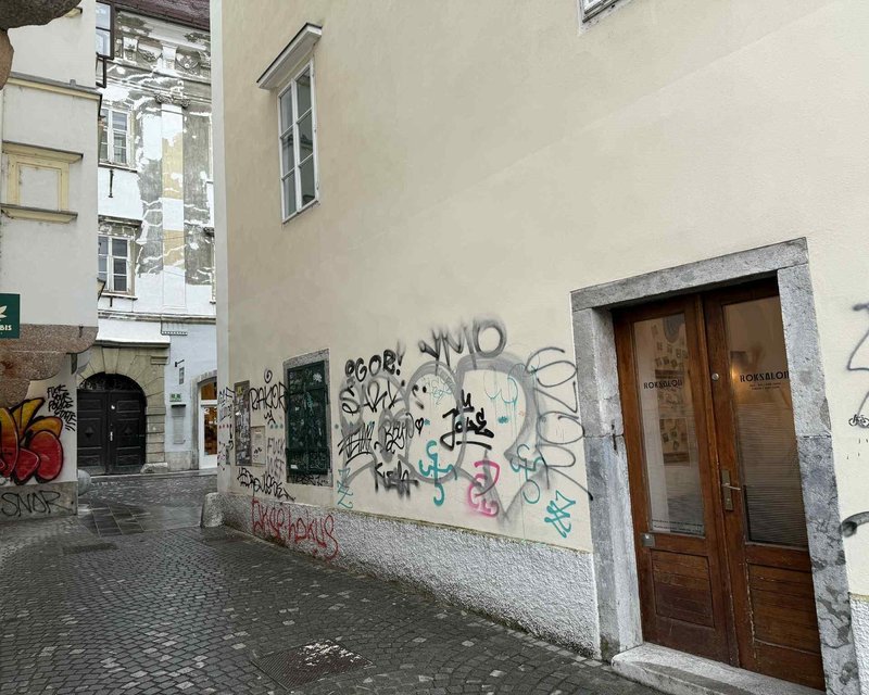 Ljubljana grafiti fasada vandalizem
