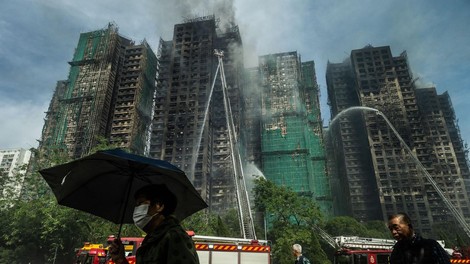 Požar v Hongkongu: umrlo najmanj 94 ljudi, skoraj 300 je še vedno pogrešanih