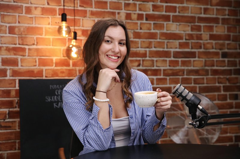Lara Tošić Živa Avžner metropolitan podkast ob skodelici kave