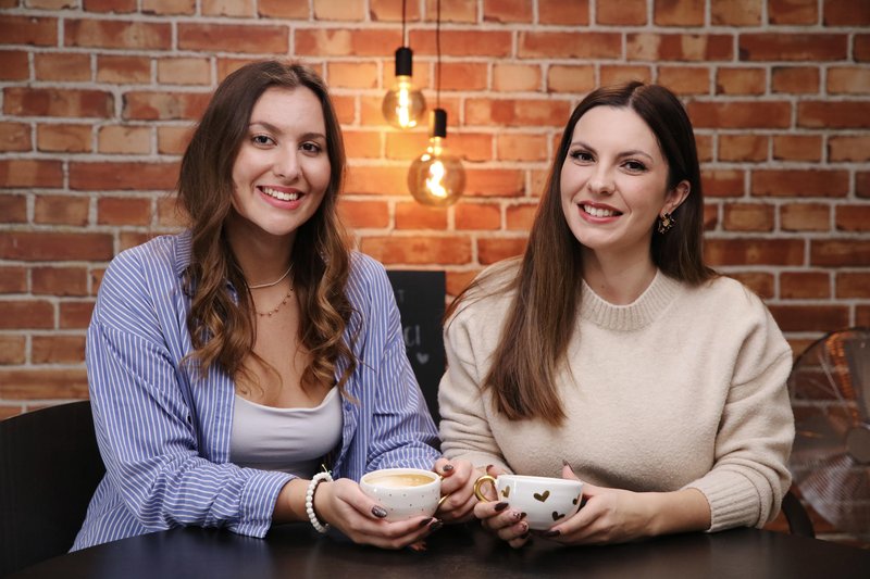 Lara Tošić Živa Avžner metropolitan podkast ob skodelici kave