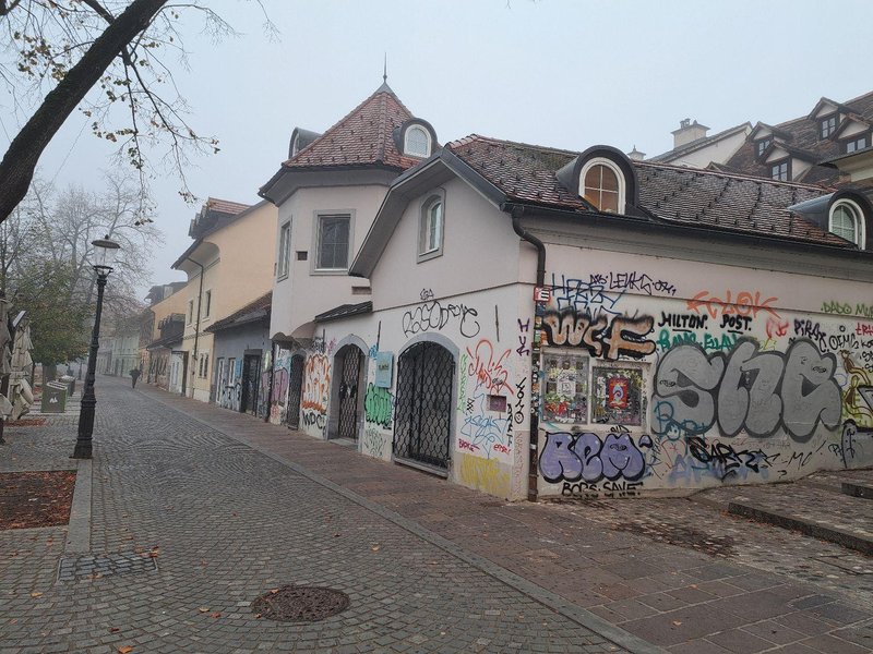 Ljubljana grafiti fasada vandalizem