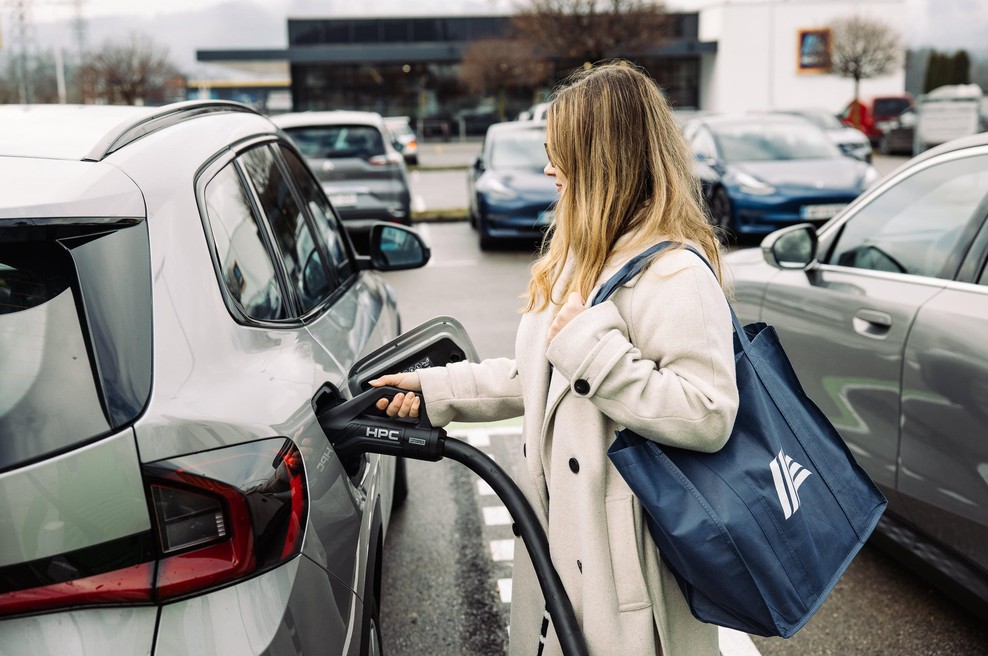 Kupci in drugi bodo lahko pred trgovinami Hofer polnili svoje električne avtomobile. (foto: Hofer)