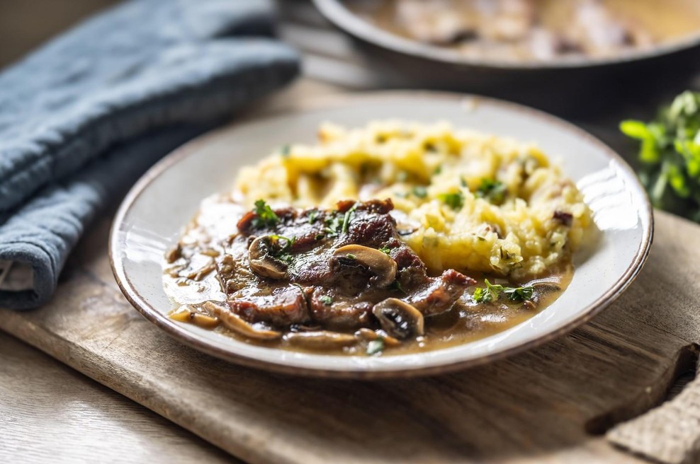 Pire krompir z zrezkom in gobicami (foto: Profimedia)