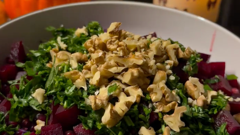 Lahka in nasitna dietna solata, ki bo čudežno očistila vašo prebavo