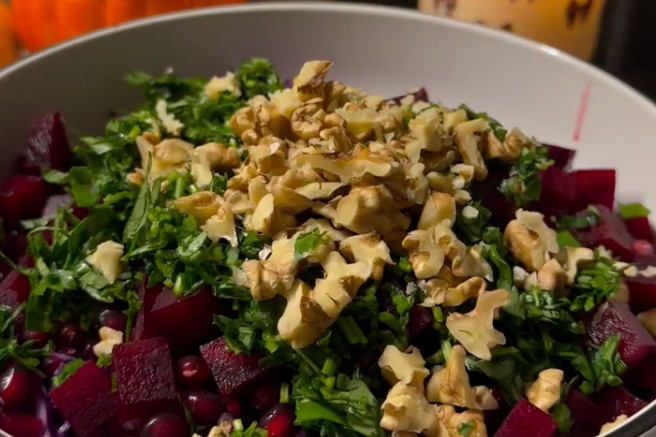 Lahka in nasitna dietna solata, ki bo čudežno očistila vašo prebavo